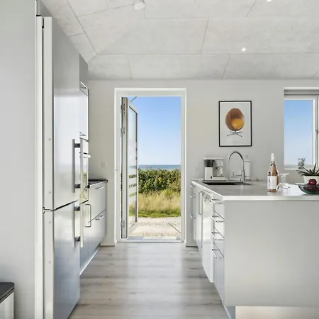 Summer House With Sea View In 度假居 *