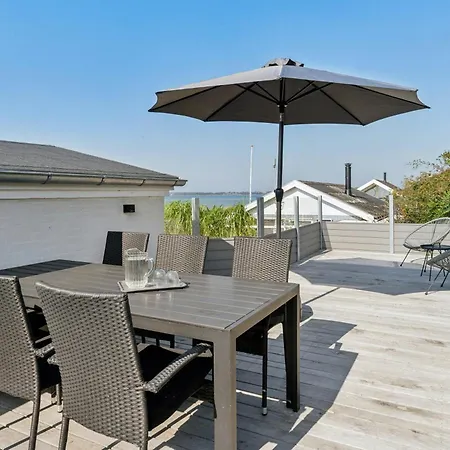 Summer House With Sea View In 度假居 *