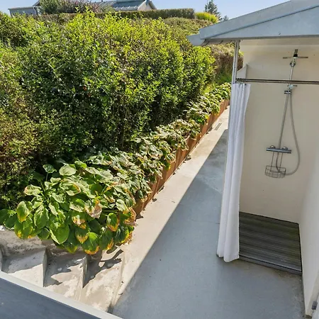 Summer House With Sea View In 度假居